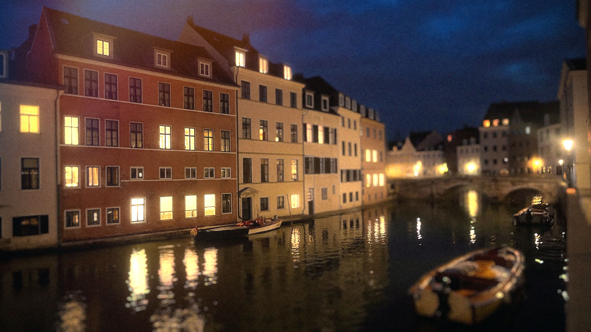 Old-town canal, night after Halobloom: Bloom, Film Grain, Film Looks, Lens Blur, Light Leaks, Vignette